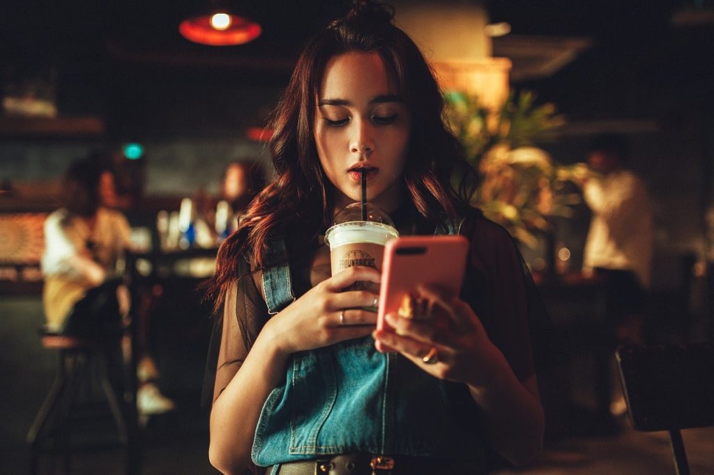 スマホを見る女性