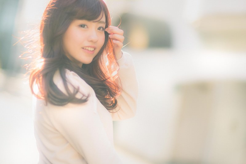 振り向く笑顔の女性